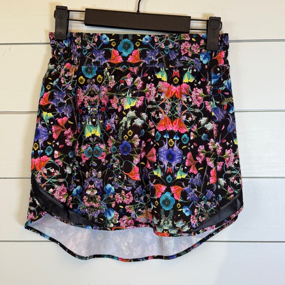 Lululemon‎ hotty hot skirt black floral women's size 4